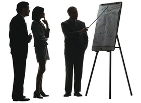 Dozent und zwei Seminarteilnehmer (Fortbildung, Seminar, lernen)