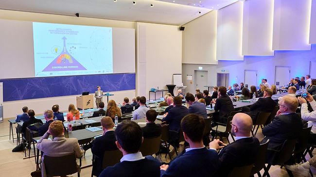 Controlling Forward: Wie Performance Management in turbulenten Zeiten zum Steuerungsanker wird