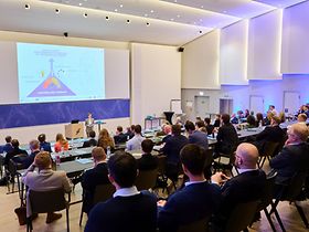 Dr. Kim Luisa Dillenberger bei der Begrüßung der Teilnehmenden 