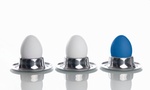 Drei Eier in silbernen Eierbechern