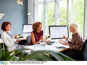 Drei Frauen beim Essen im Büro