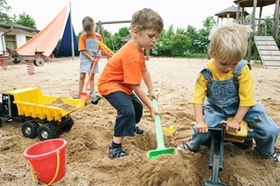 Drei Kinder im Sandkasten