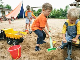 Drei Kinder im Sandkasten
