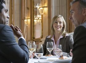 Drei Kollegen im Restaurant