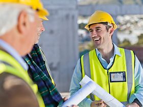 Drei Männer auf Baustelle