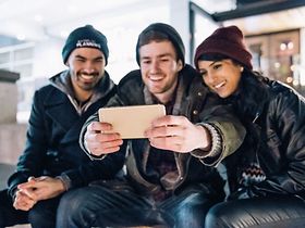 Drei Menschen machen ein Selfie