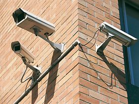 Drei Videokameras am Haus