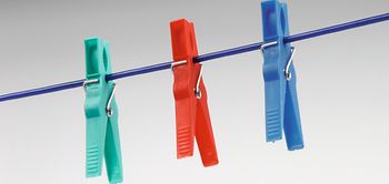 Drei Waescheklammern an Waescheleine