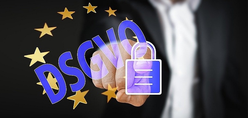 DSGVO_Buisness Mann zeigt auf Schriftzug DSGVO mit Schloss