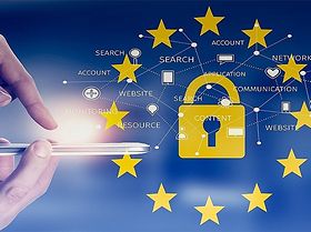 DSGVO+Finger tippen auf smart phone mit EU-Sternen+Schloss