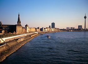 Düsseldorf mit Rhein und Promenade im Sonnenuntergang