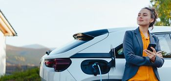 E-Auto Haus Frau Elektromobilität Ladepunkt Laden 