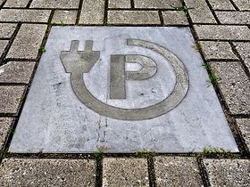 E-Ladesäule Icon Pflastersteine Parkplatz