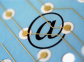E-Mail-Symbol mit Computer-Netzwerk