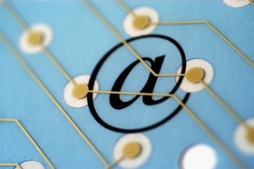 E-Mail-Symbol mit Computer-Netzwerk