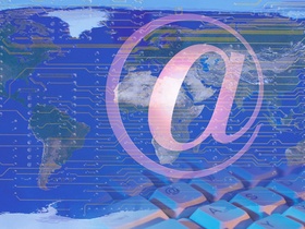 E-Mail Tastatur vor Weltkarte