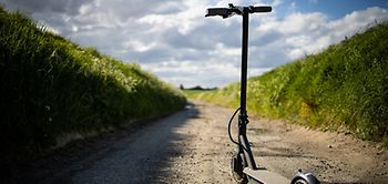 e-Roller, e-Scooter, Elektroroller allein im Feld