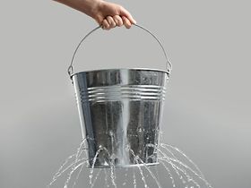 Eimer Löcher Wasser Hand Frau