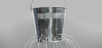 Eimer Löcher Wasser Hand Frau