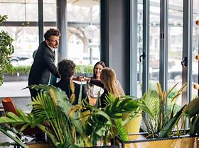 Ein lächelnder männlicher Unternehmer schüttelt die Hand