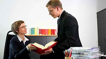 Eine Steuerberaterin und ein Steuerberater befinden sich in einer