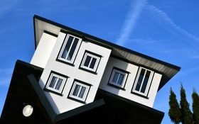 Einfamilienhaus Modell auf dem Kopf Himmel blau