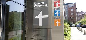 Eingang der Stiftung Warentest am Lützowplatz in Berlin mit Marke