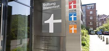 Eingang der Stiftung Warentest am Lützowplatz in Berlin mit Marke