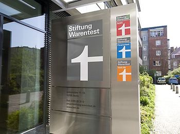 Eingang der Stiftung Warentest am Lützowplatz in Berlin mit Marke