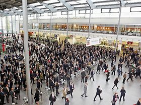 Eingangsbereich mit Besuchern, Messe München, Expo Real