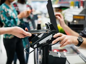 Einkauf kontaktlos im Supermarkt