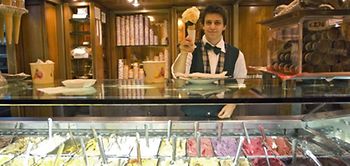 Eisverkäufer in Eisdiele