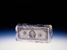 Eiswürfel mit Dollar inside