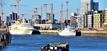 Elbe Hafen Hamburg Boote Schiffe Baustellen Kräne