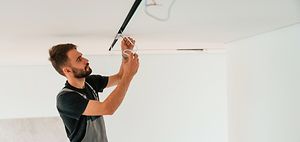 Elektriker installiert Lampe