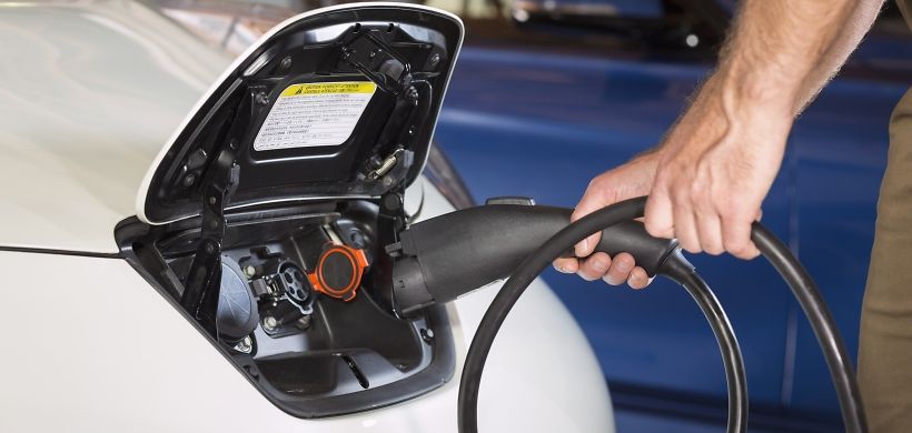 Elektrisches Auto wird an Ladestation geladen