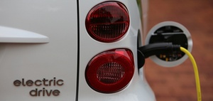 Elektroauto: Ladekabel darf nicht über Gehweg gelegt werden