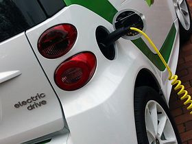Elektroauto Ausschnitt Tank mit Kabel schräg