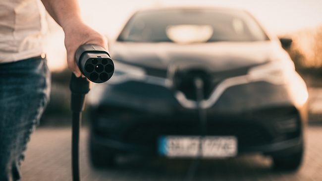 Elektroauto mit Ladekabel