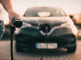 Elektroauto mit Ladekabel