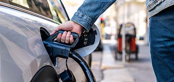 Elektroauto_laden_Stadtraum_Nahaufnahme