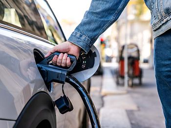 Elektroauto_laden_Stadtraum_Nahaufnahme
