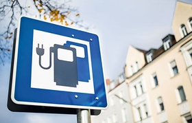 Elektromobilität: Schild mit e-Ladesäulen