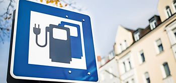 Elektromobilität: Schild mit e-Ladesäulen
