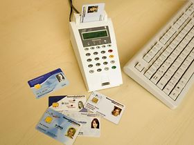 Elektronische Gesundheitskarten mit Kartenlesegerät