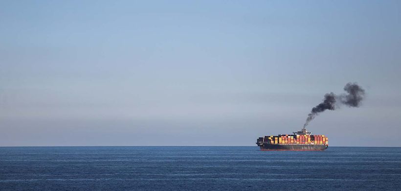 Emission Containerschiff mit Abgasen