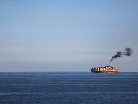 Emission Containerschiff mit Abgasen