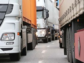 Emission LKW Kolonne Transport