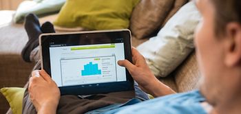 Energiesparen Energiesparkonto Tablet Mann Sofa