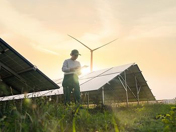 Energiewende_junge Frau mit erneuerbaren Energien